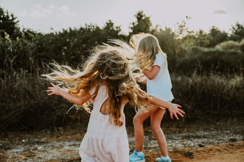 ילדות מסתובבות והשיער עף