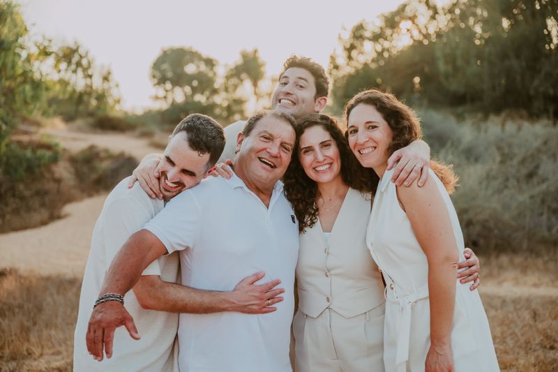 סבא מחובק בין הילדים