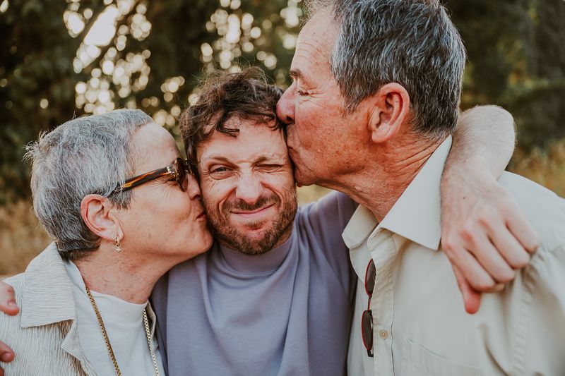 סבא וסבתא מנשקים את הבן