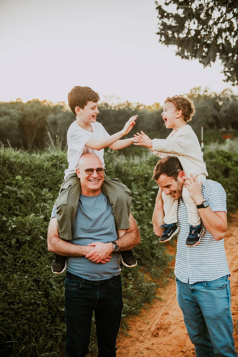 סבא ואבא עם הילדים על הכתפיים
