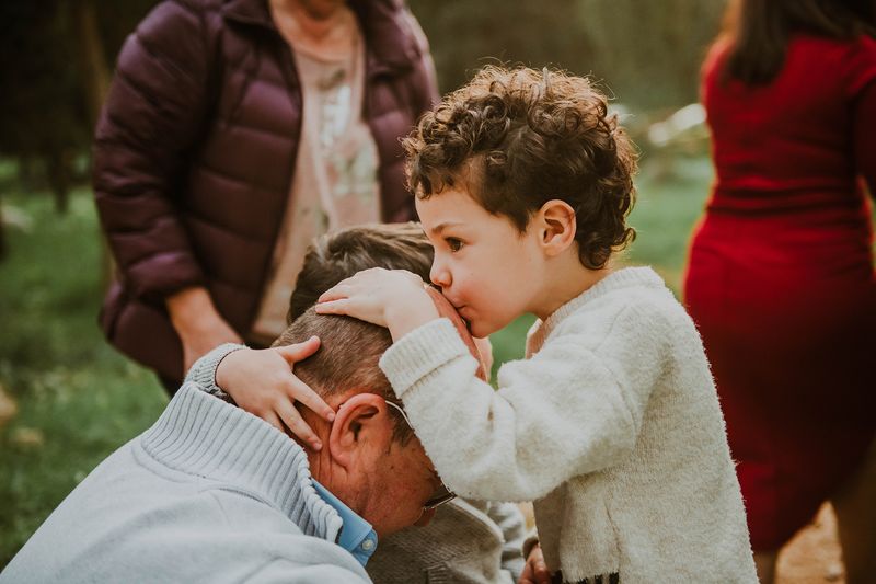 נכד מנשק את סבא על הראש